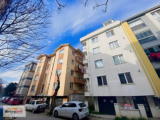 -DEPOZİTOSUZ-BAHÇELİEVLER MH. KOLAT SOKAKTA ARA KAT 1+1 DAİRE.