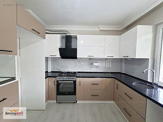RECEP ÜMİT'TEN ÖMERAĞADA SATILIK ASANSÖRLÜ LUX-FERAH 3+1 DAİRE.
